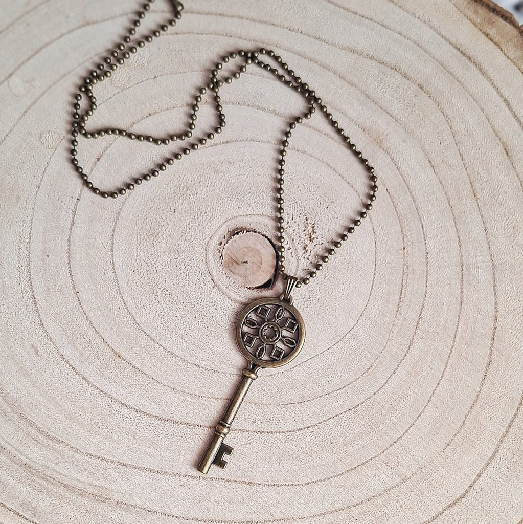 Vintage Key Necklace, 7–8 cm, on a Chain – Retro Style, 45–55 cm