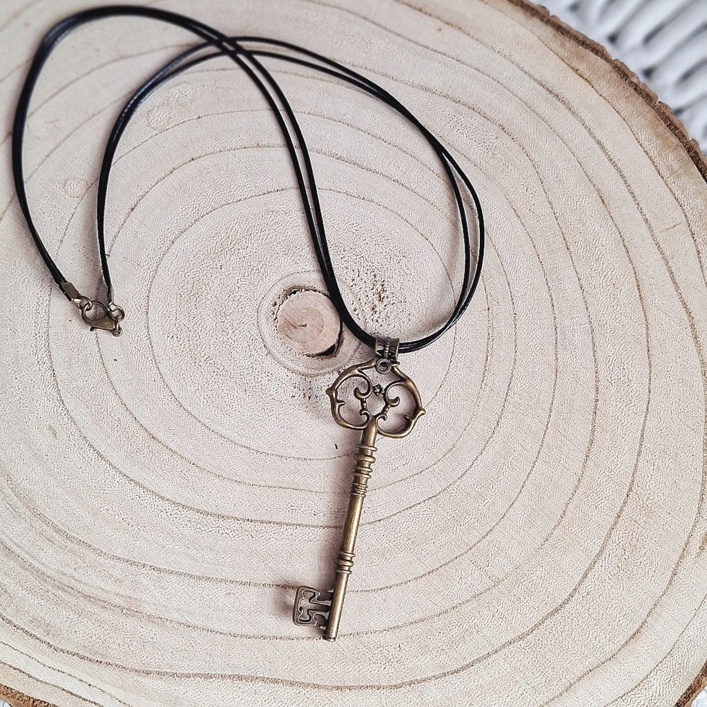 Large Vintage Key Necklace on a Cord – Retro Style, 45–55 cm
