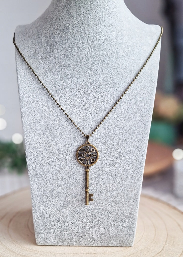 Vintage Key Necklace, 7–8 cm, on a Chain – Retro Style, 45–55 cm