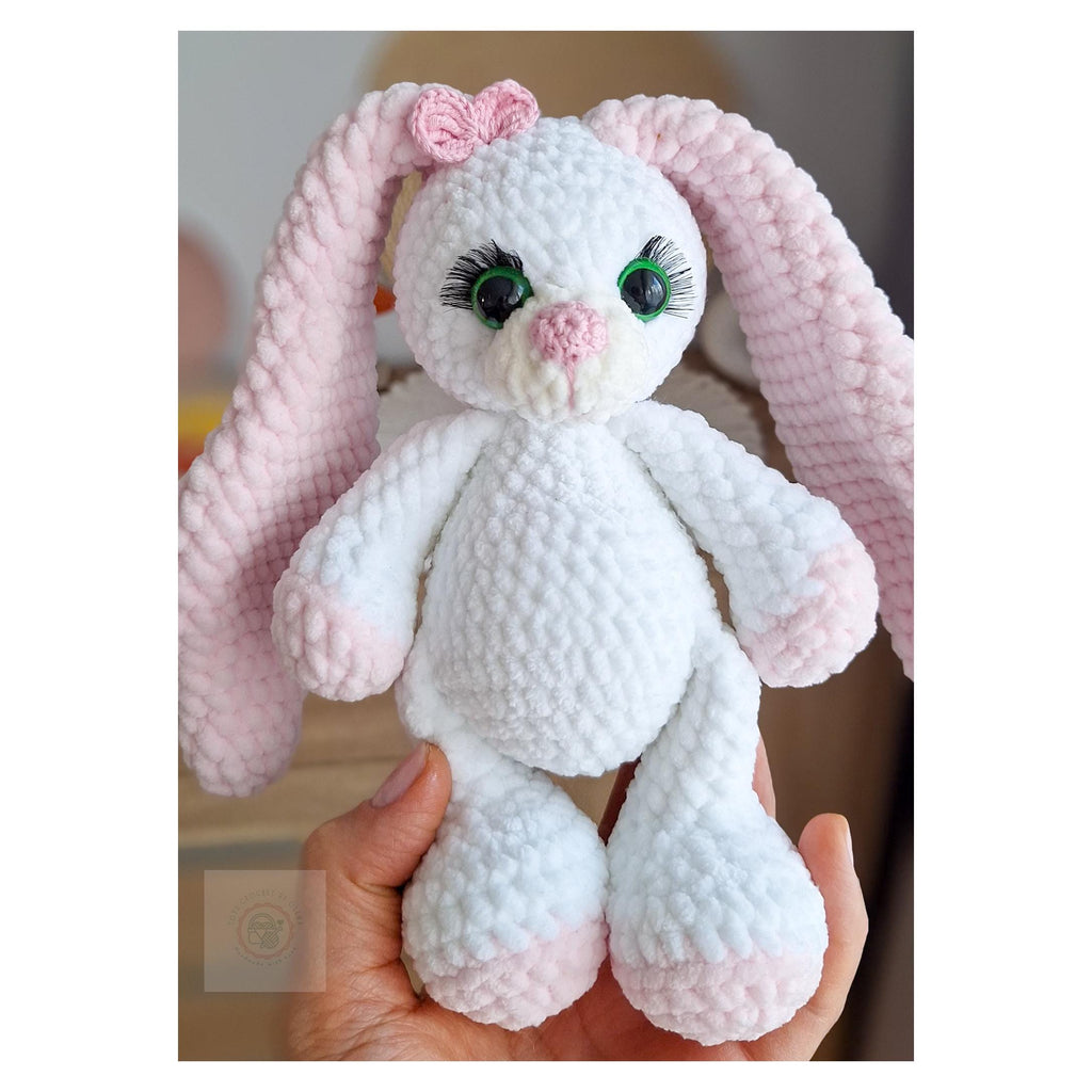 Króliczek na szydełku z różowymi uszami i kokardką, dekoracja pokoju dziecięcego handmade
