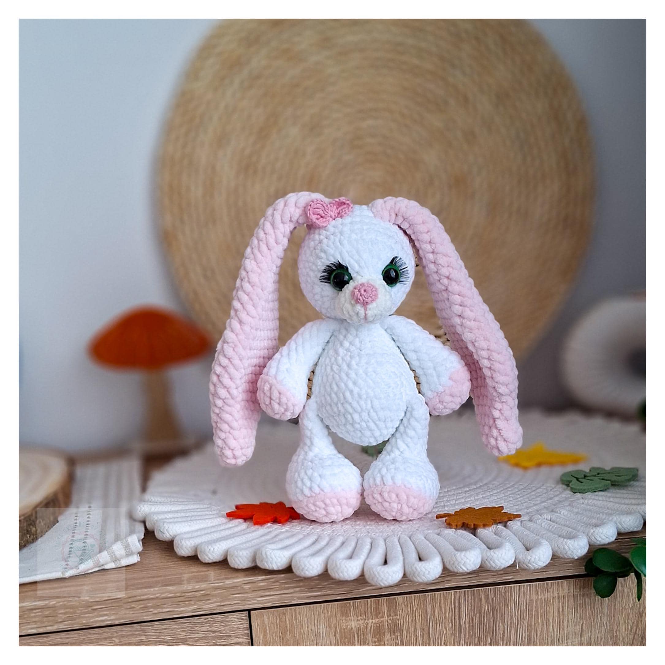 : Króliczek amigurumi na białym tle, urocza ręcznie robiona pluszowa dekoracja