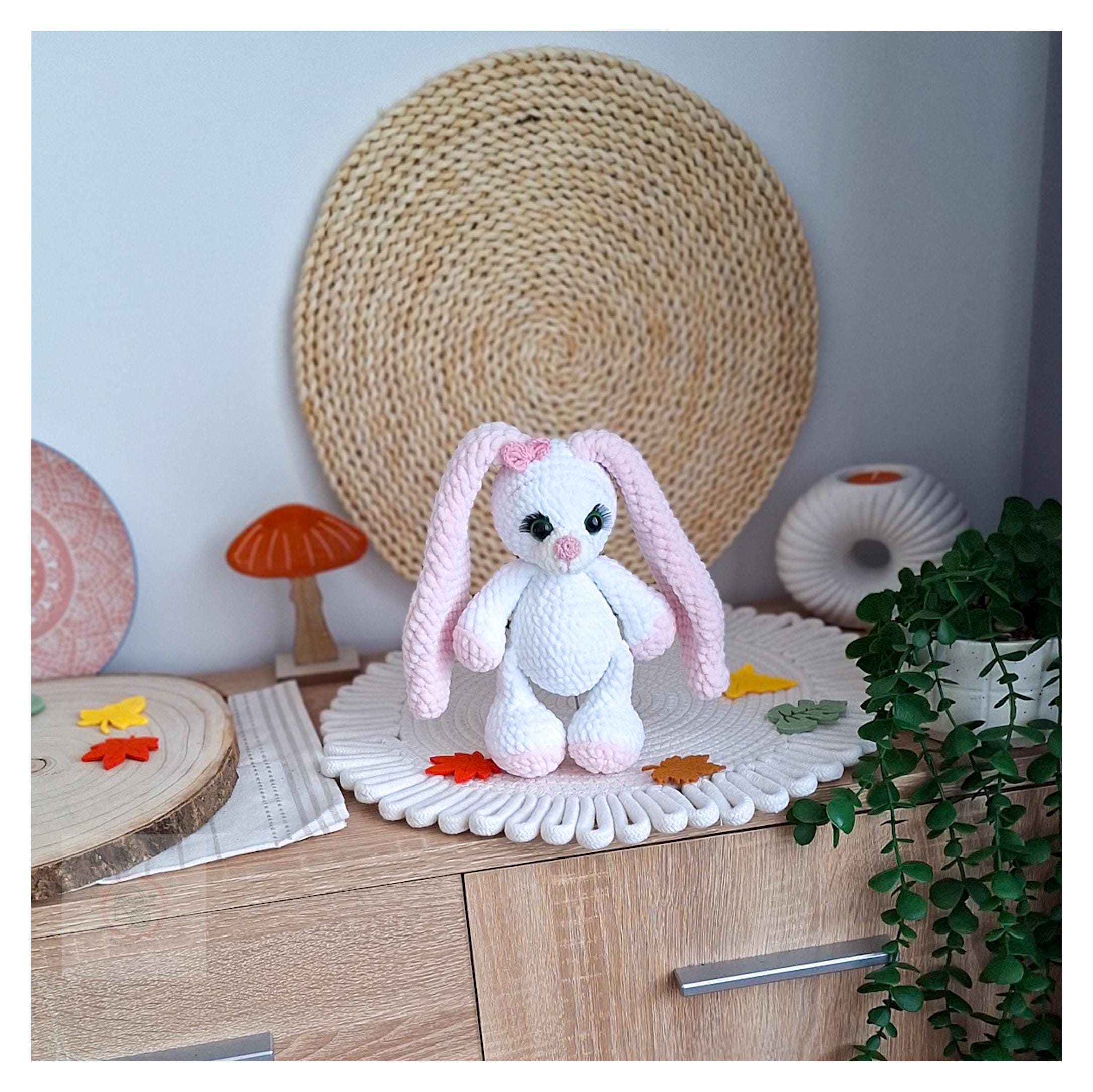 Króliczek na szydełku z różowymi uszami i kokardką, dekoracja pokoju dziecięcego handmade