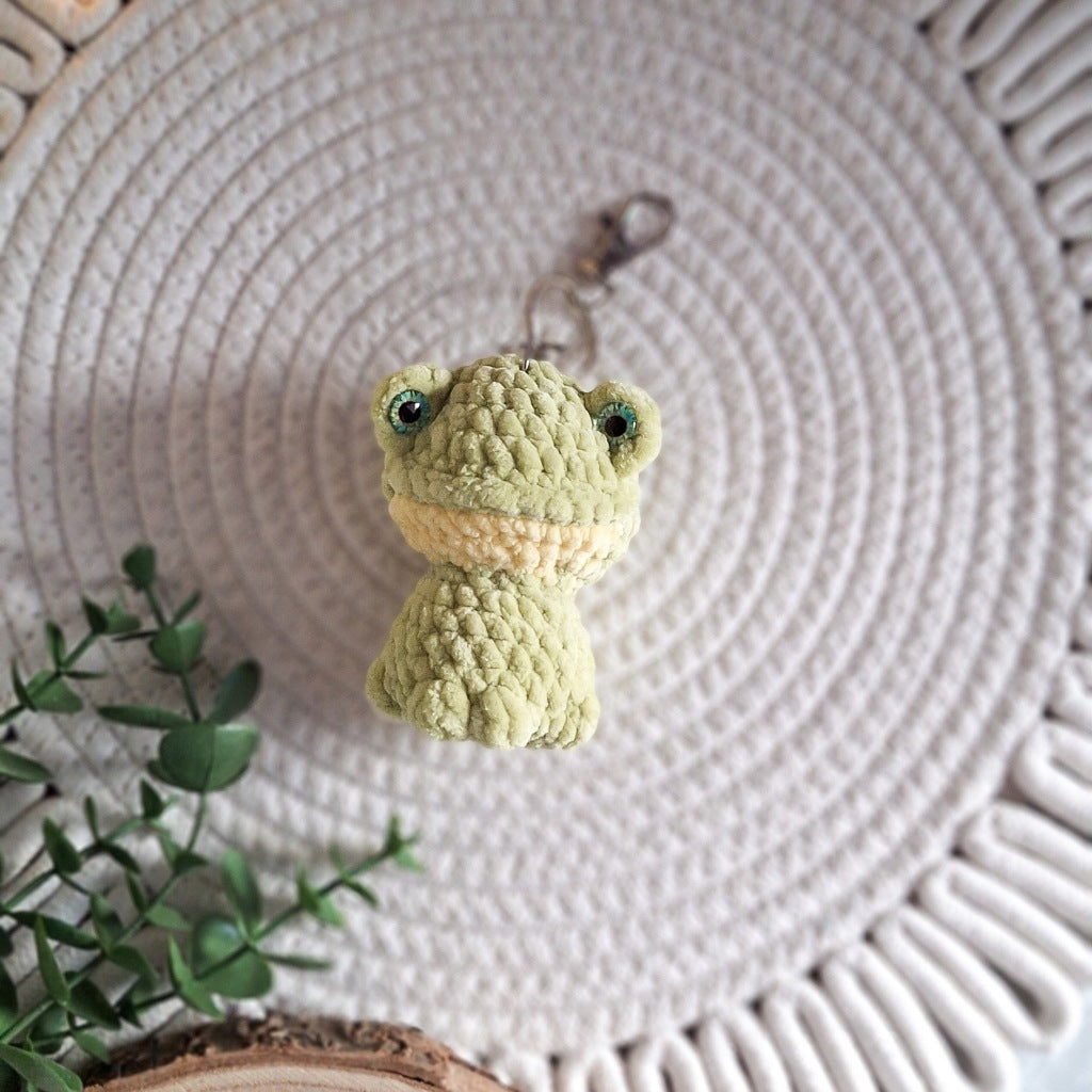 Frog Keychain, Handmade Crochet Plush Yarn, 15 cm