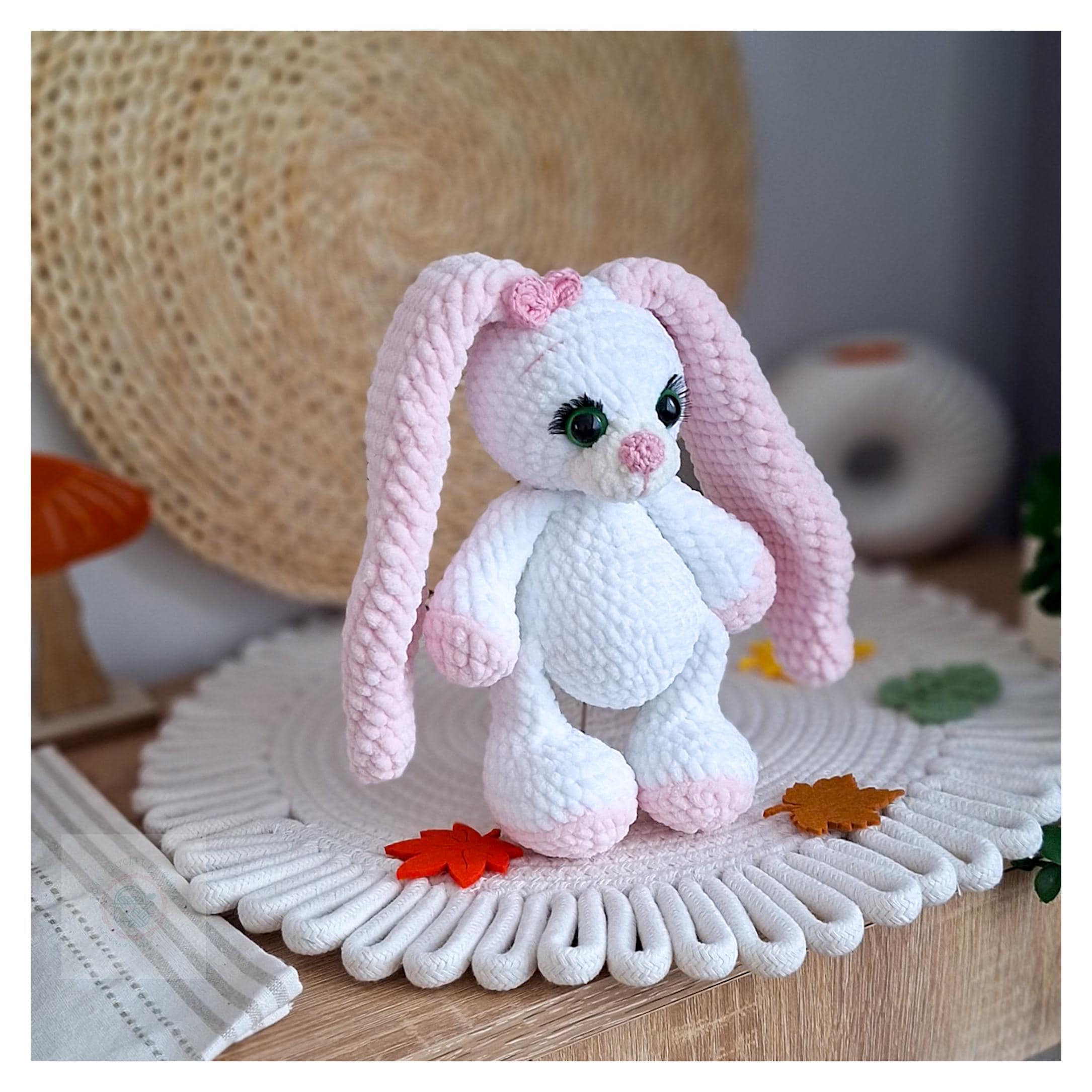 Uroczy króliczek amigurumi z zielonymi oczkami i różowym noskiem, ręcznie robiona zabawka