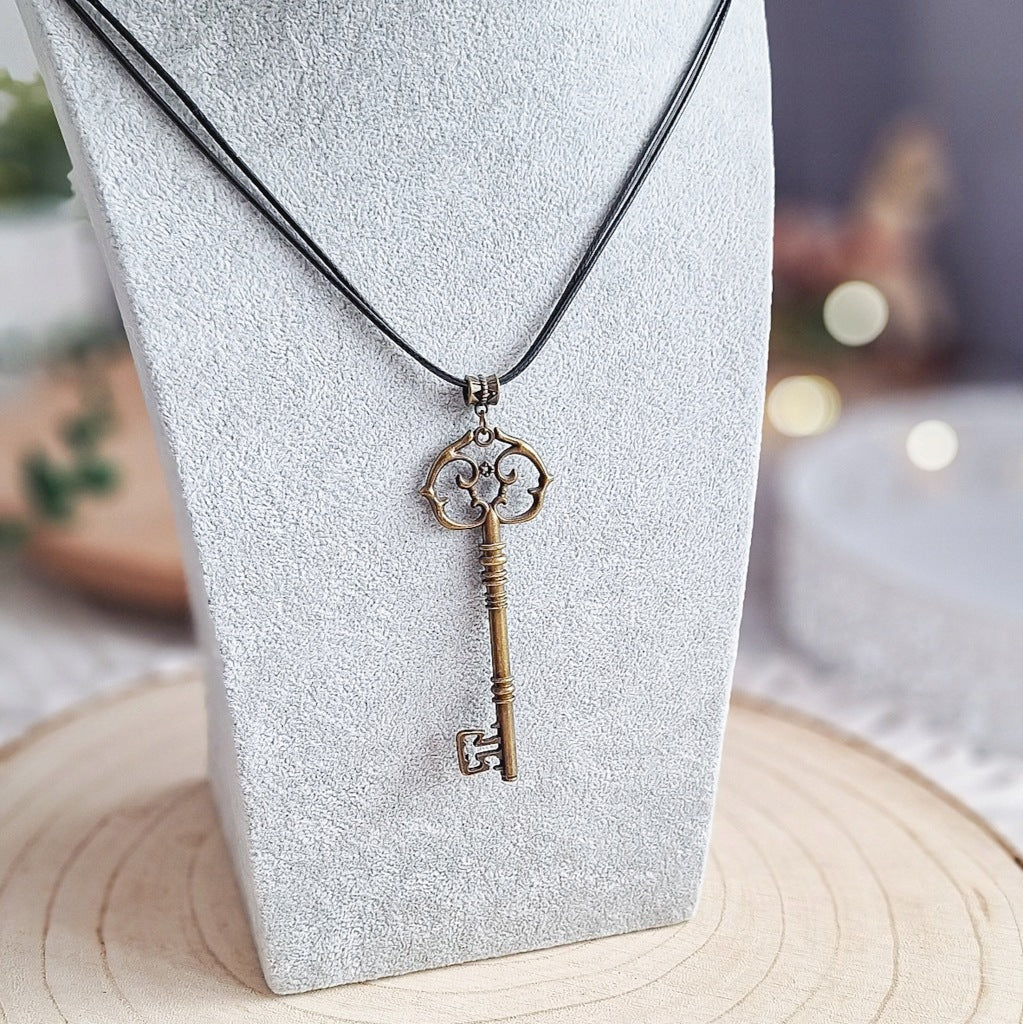 Large Vintage Key Necklace on a Cord – Retro Style, 45–55 cm