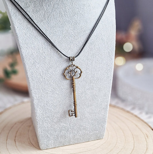 Large Vintage Key Necklace on a Cord – Retro Style, 45–55 cm