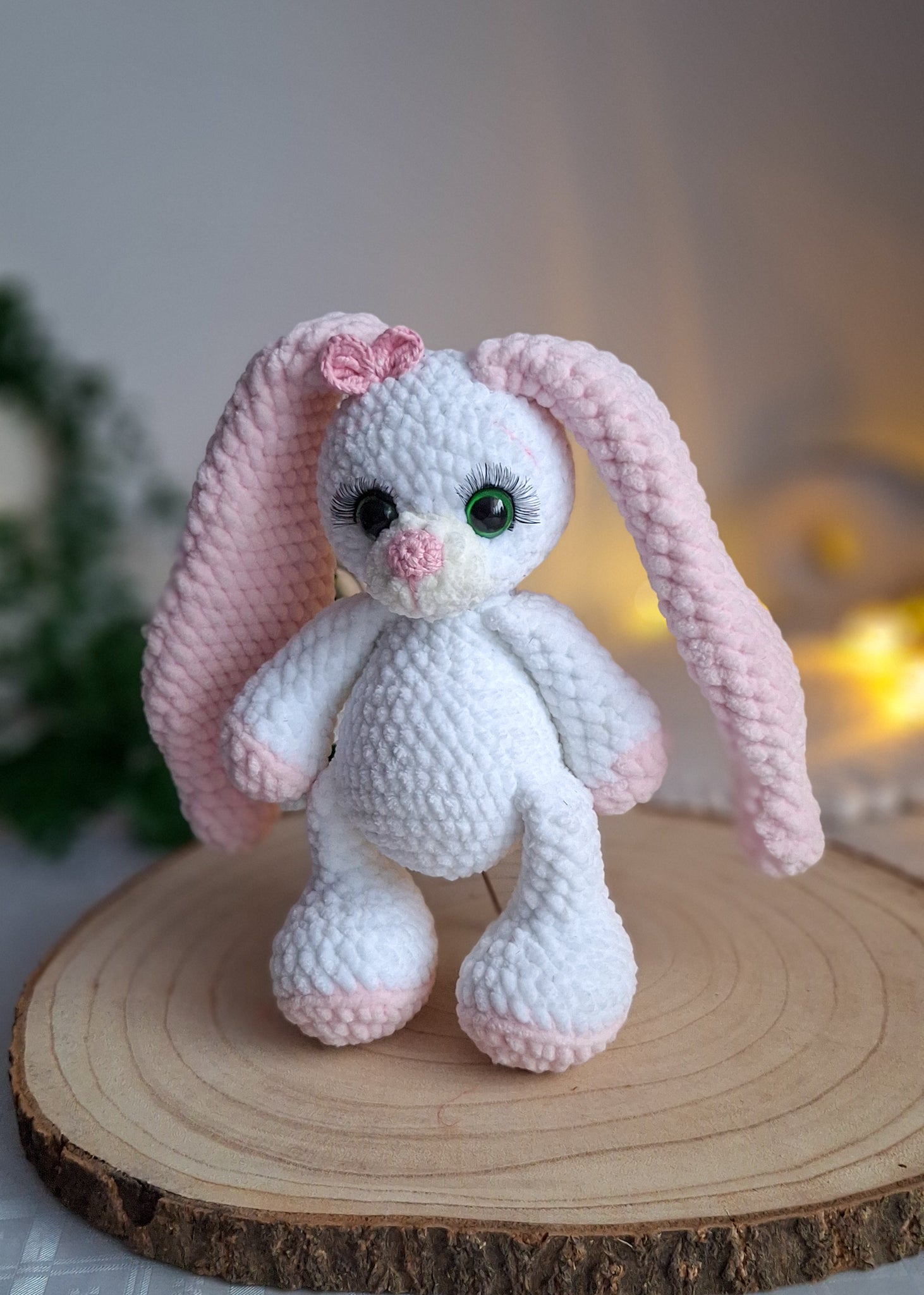 Pluszowy Króliczek na Szydełku z Długimi Uszami – Ręcznie Robiona Zabawka Amigurumi